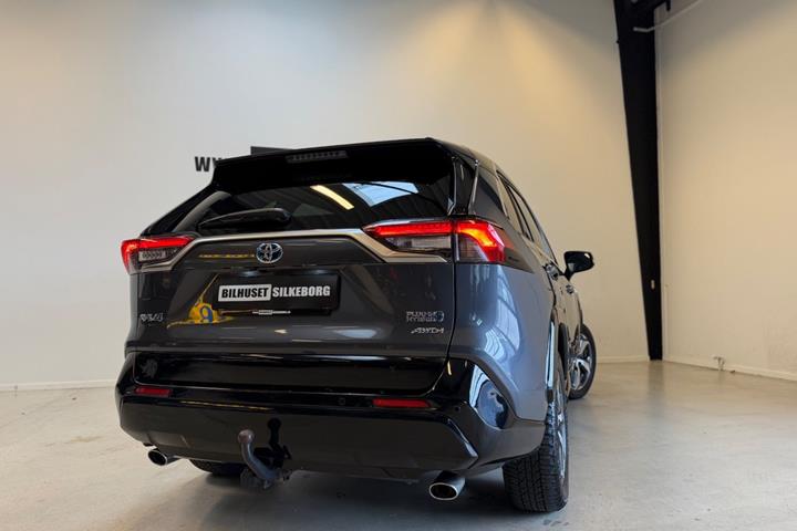Rød Toyota RAV4 fra 2022