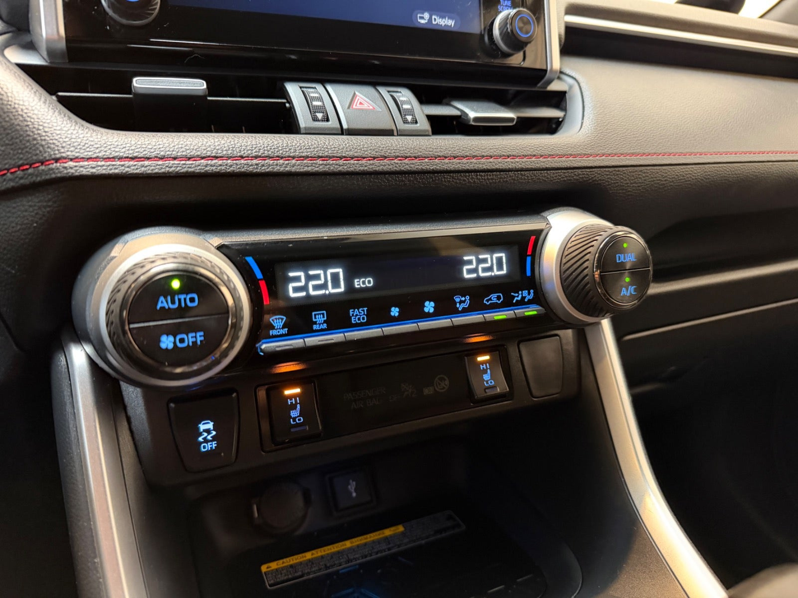 Rød Toyota RAV4 fra 2022