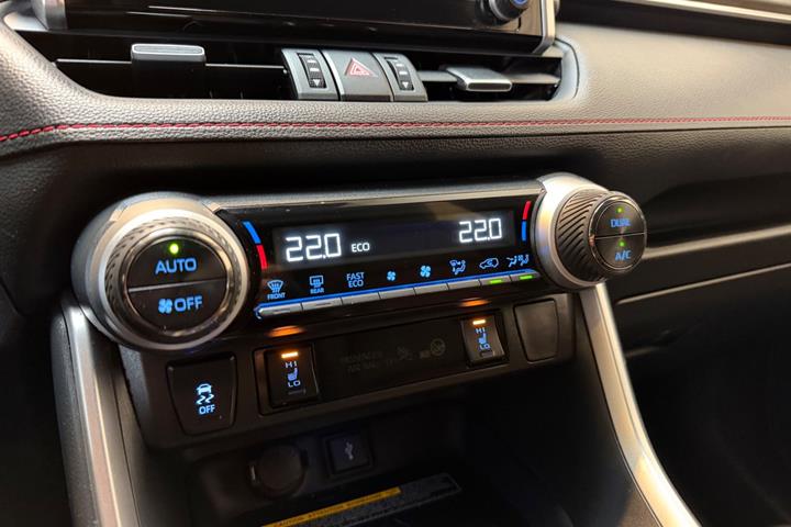 Rød Toyota RAV4 fra 2022