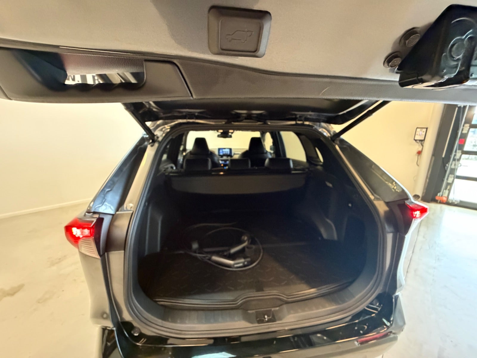 Rød Toyota RAV4 fra 2022
