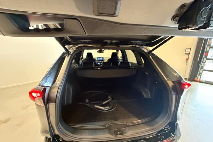 Rød Toyota RAV4 fra 2022