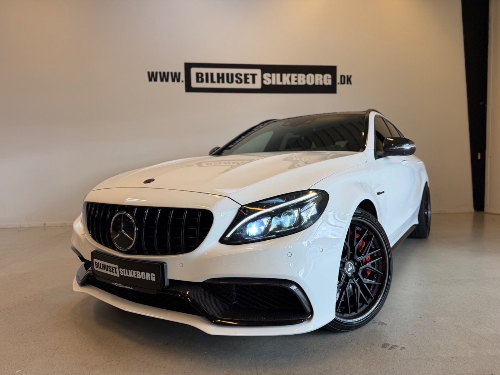 Rød Mercedes C63 fra 2018