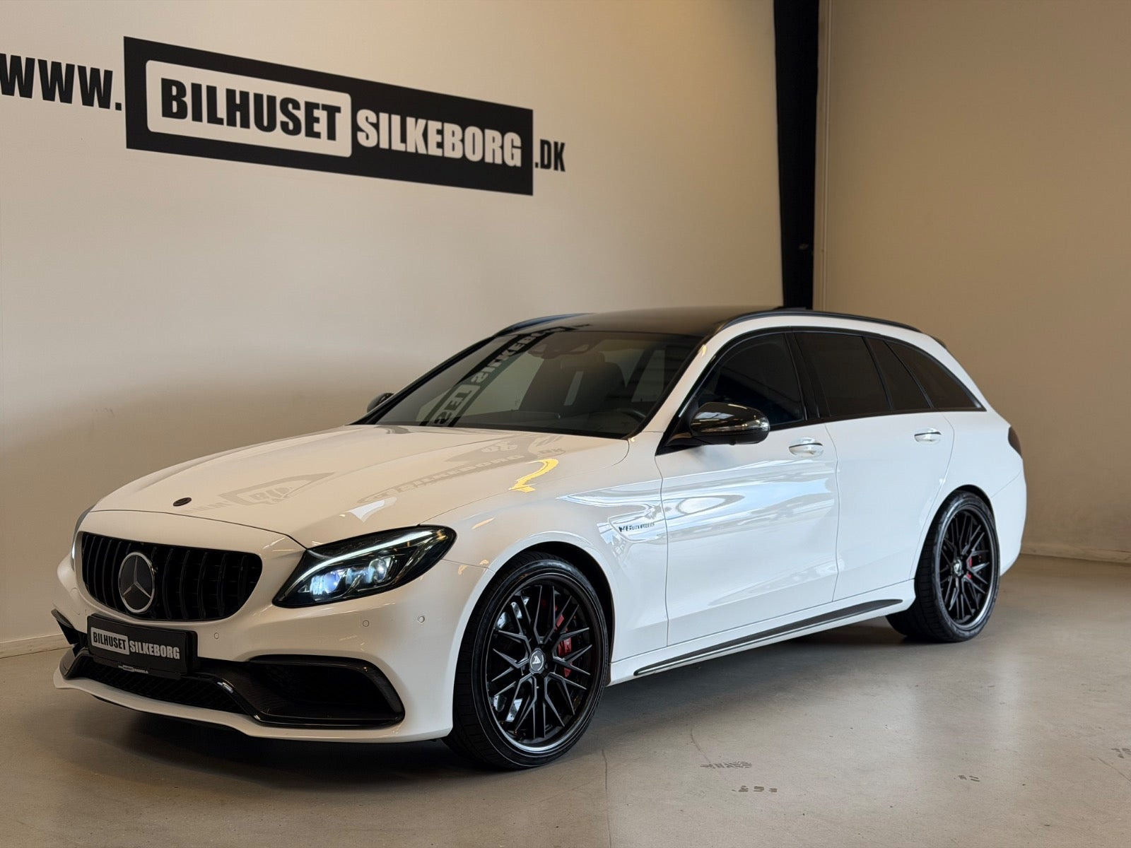 Rød Mercedes C63 fra 2018