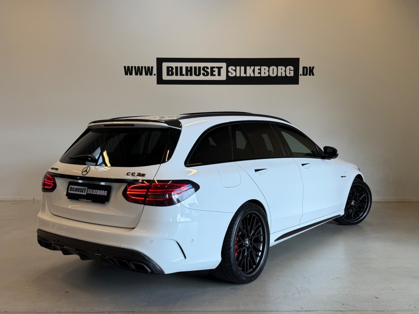Rød Mercedes C63 fra 2018