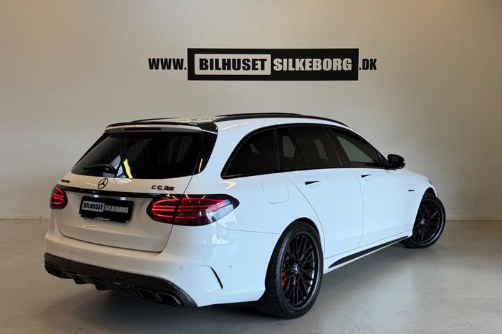 Rød Mercedes C63 fra 2018