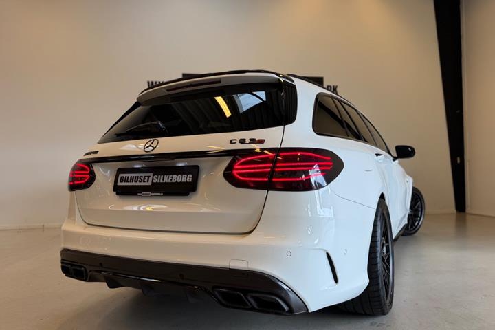 Rød Mercedes C63 fra 2018