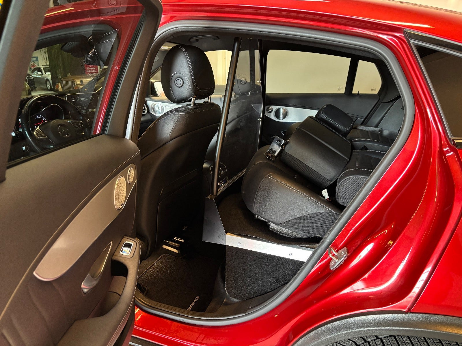 Rød Mercedes GLC43 fra 2017