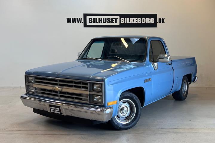 Blå Chevrolet C10 fra 1984