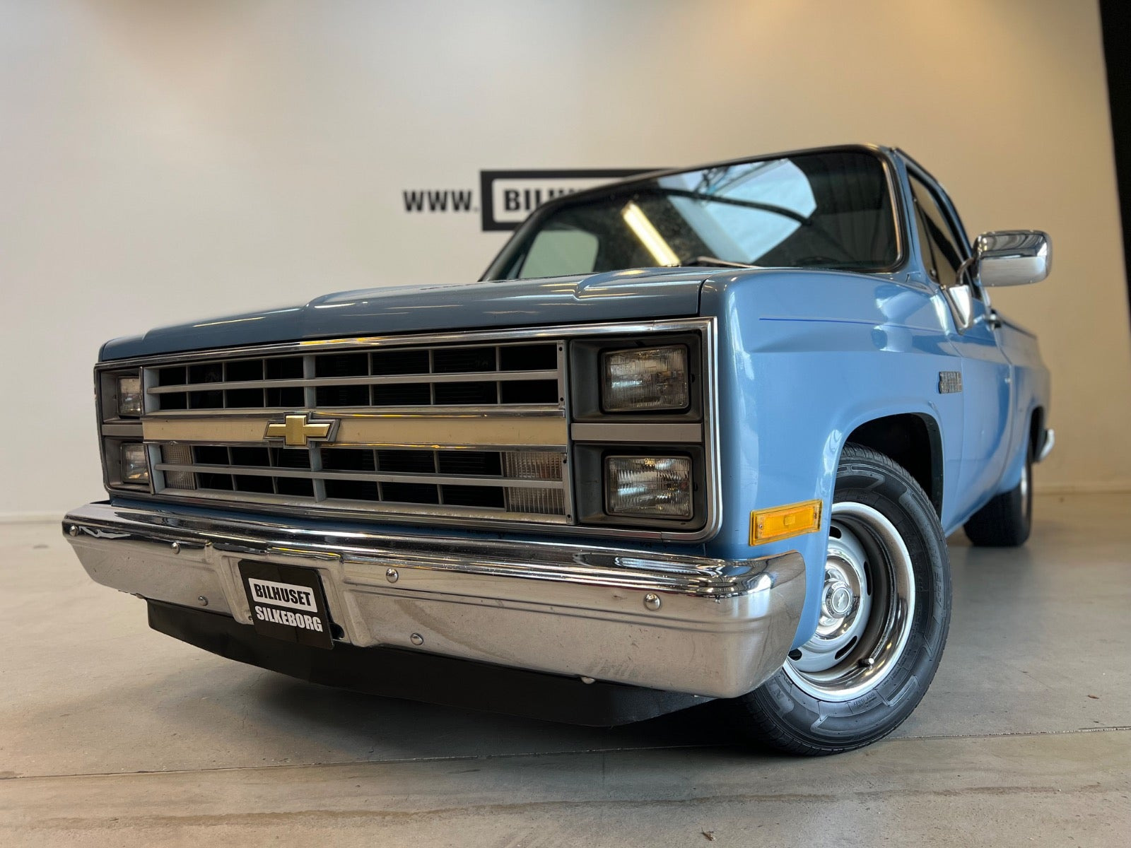 Blå Chevrolet C10 fra 1984