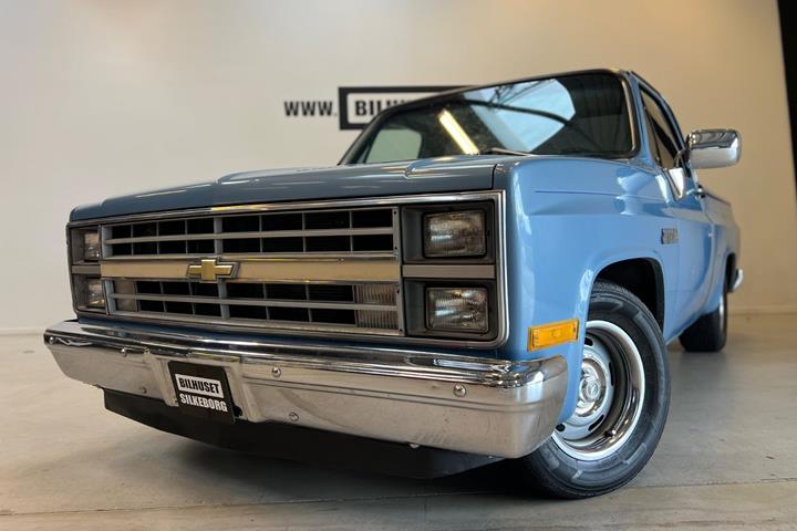 Blå Chevrolet C10 fra 1984