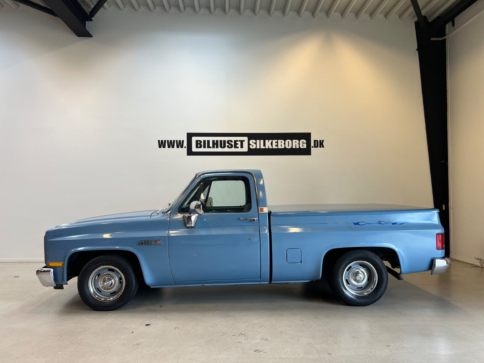 Blå Chevrolet C10 fra 1984