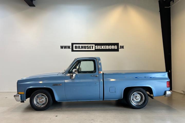 Blå Chevrolet C10 fra 1984