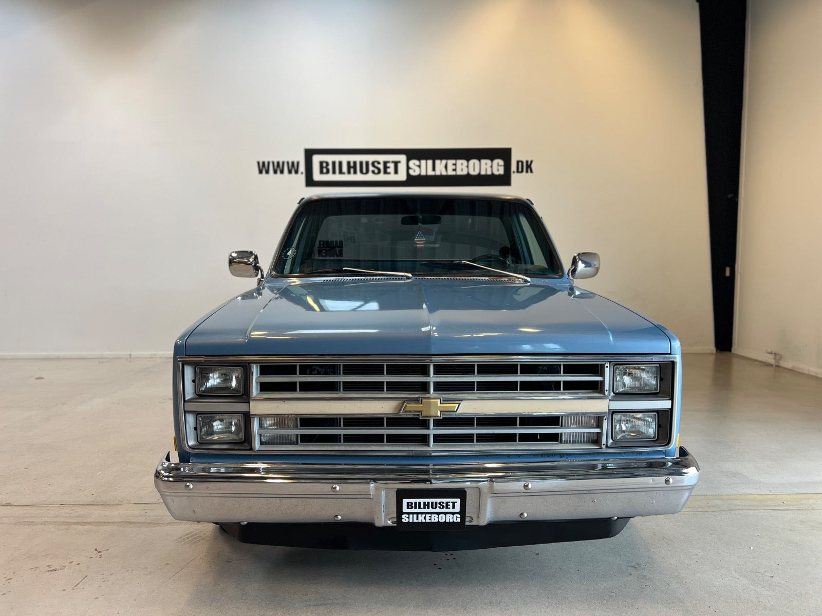 Blå Chevrolet C10 fra 1984