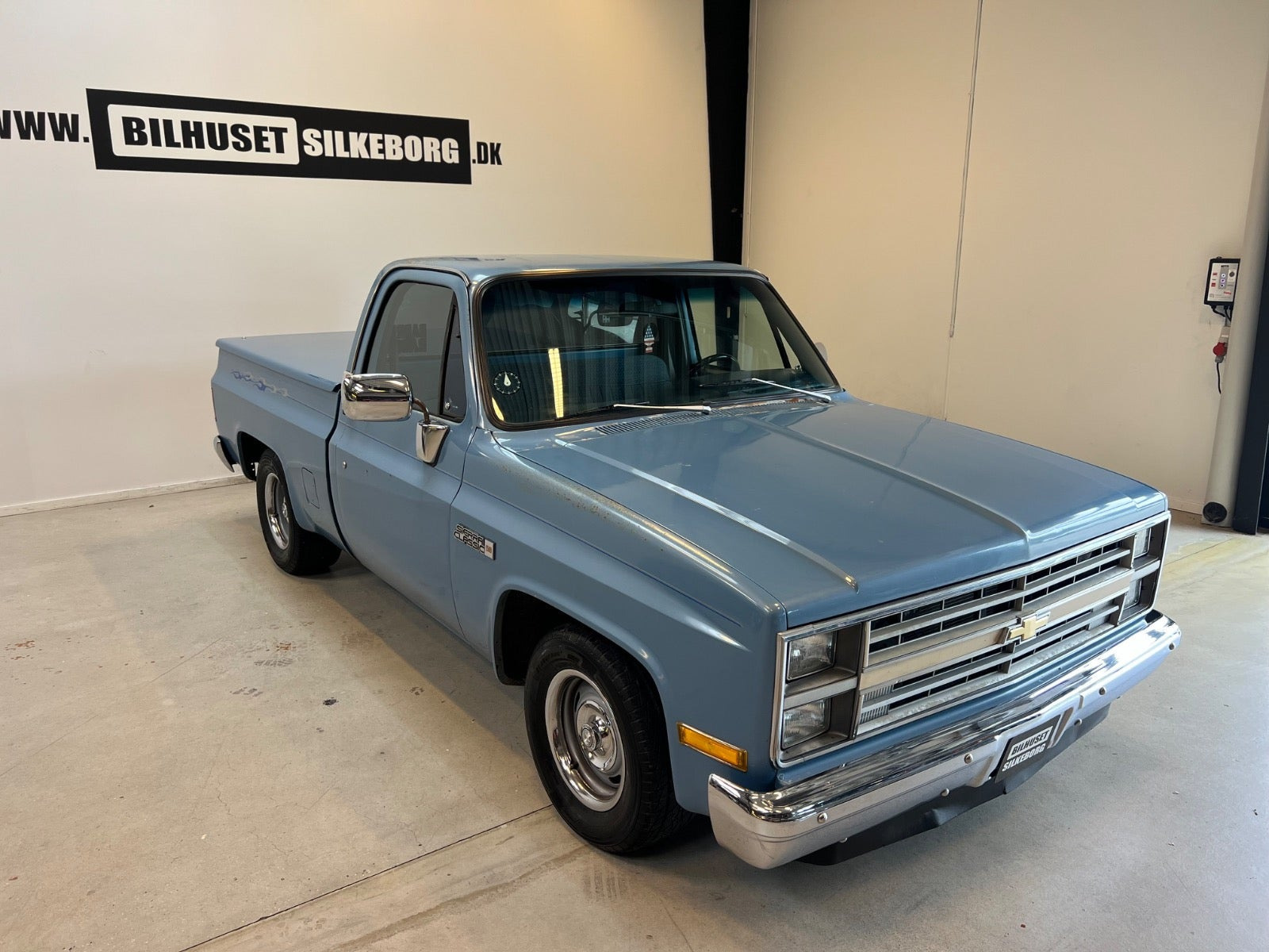 Blå Chevrolet C10 fra 1984
