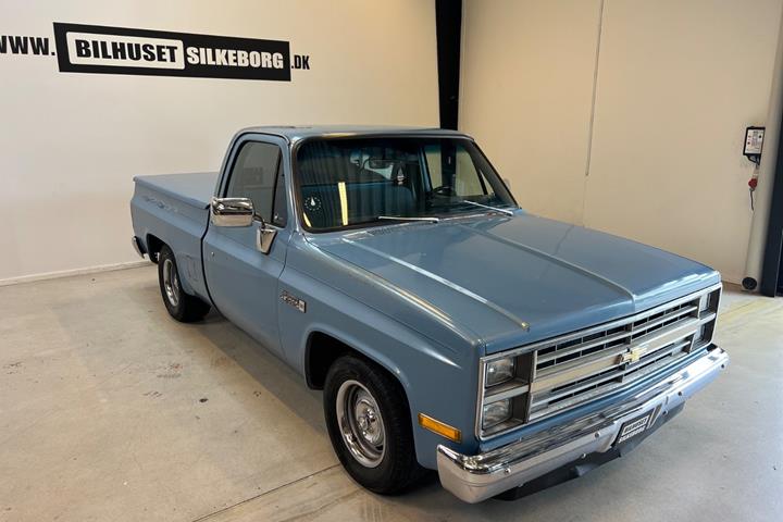 Blå Chevrolet C10 fra 1984