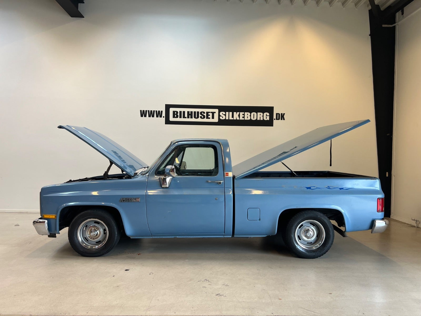 Blå Chevrolet C10 fra 1984