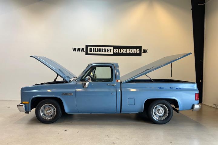 Blå Chevrolet C10 fra 1984