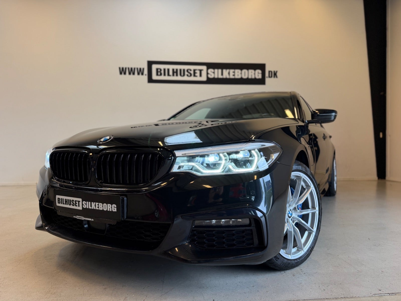 Sort BMW 530e fra 2020
