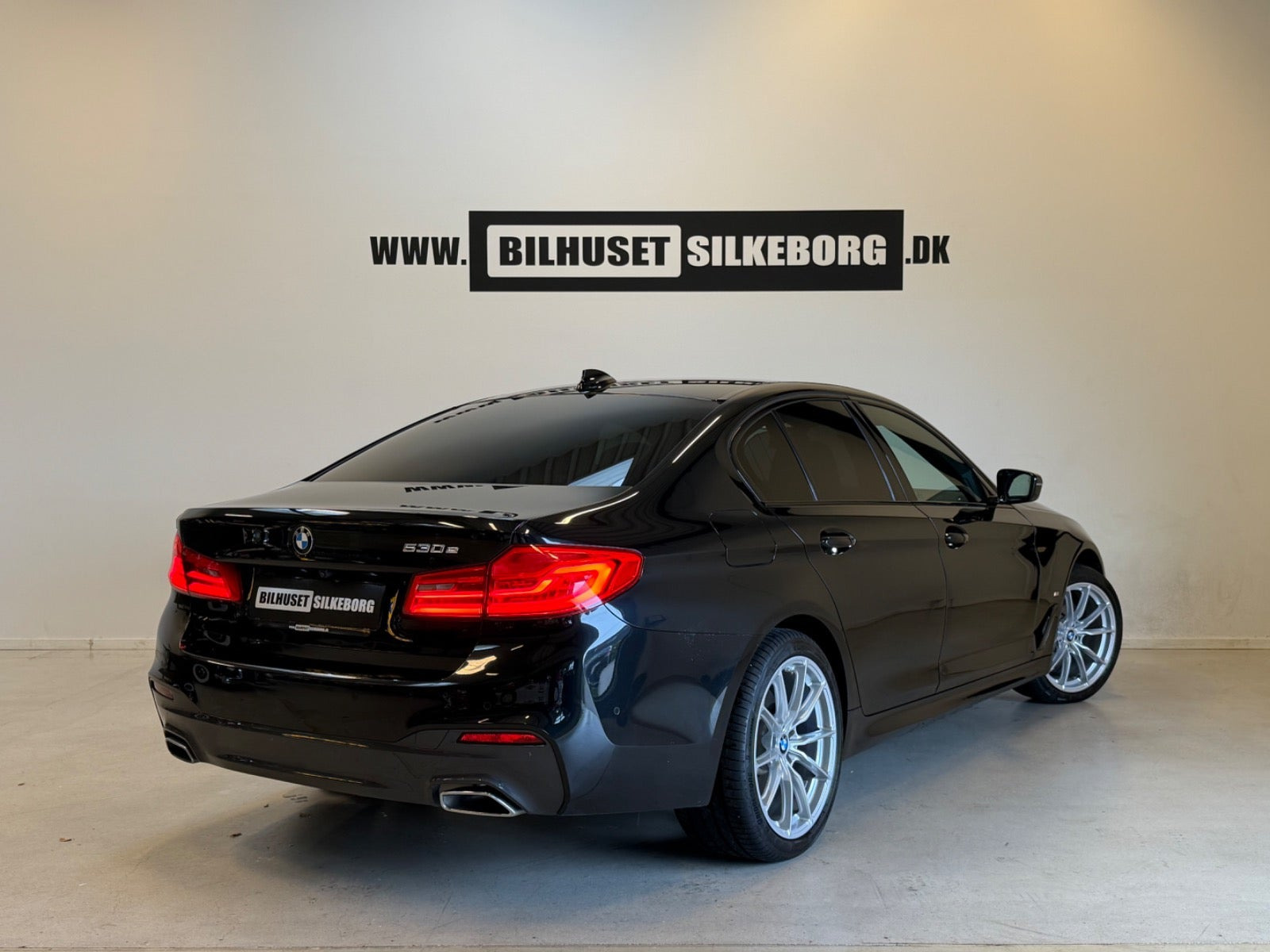 Sort BMW 530e fra 2020