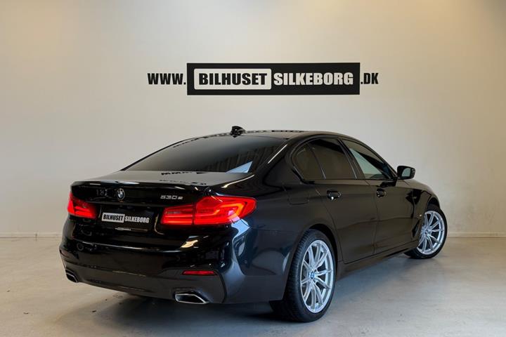 Sort BMW 530e fra 2020