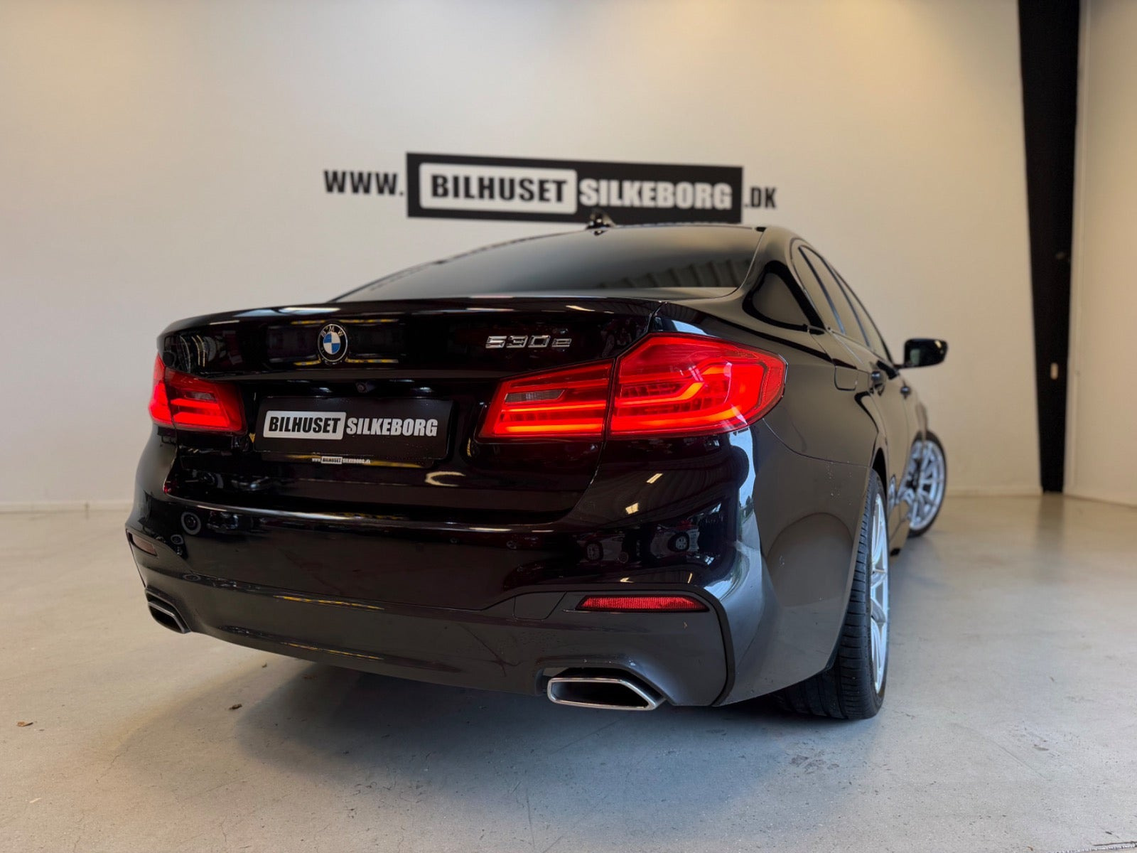 Sort BMW 530e fra 2020