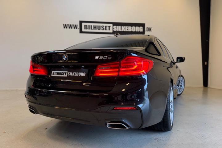 Sort BMW 530e fra 2020