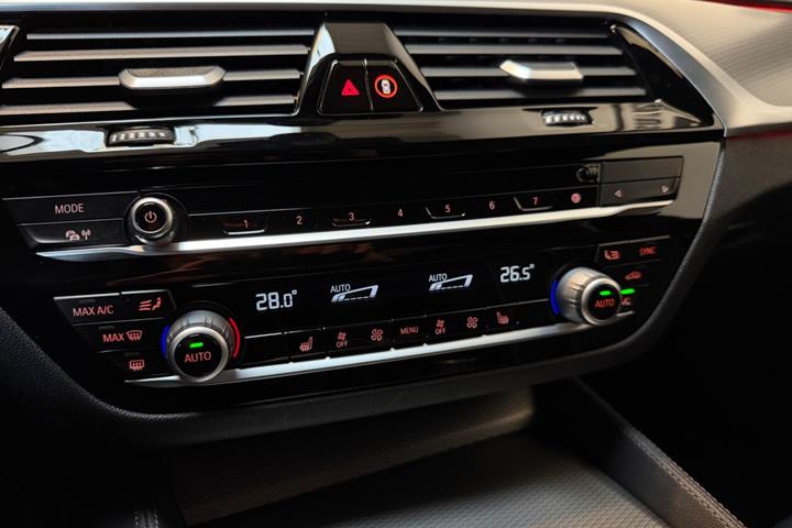 Sort BMW 530e fra 2020