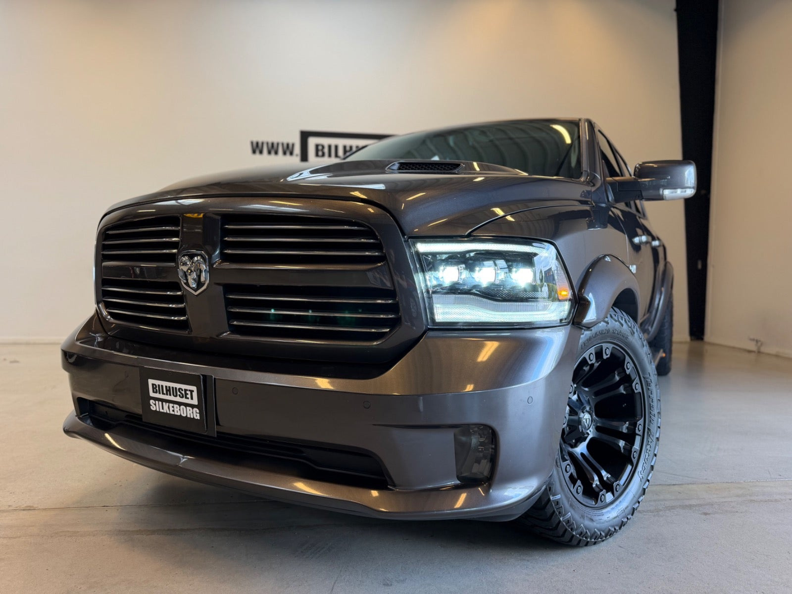 Blå Dodge RAM 1500 fra 2017