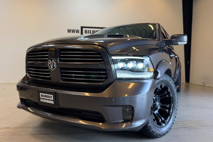 Blå Dodge RAM 1500 fra 2017
