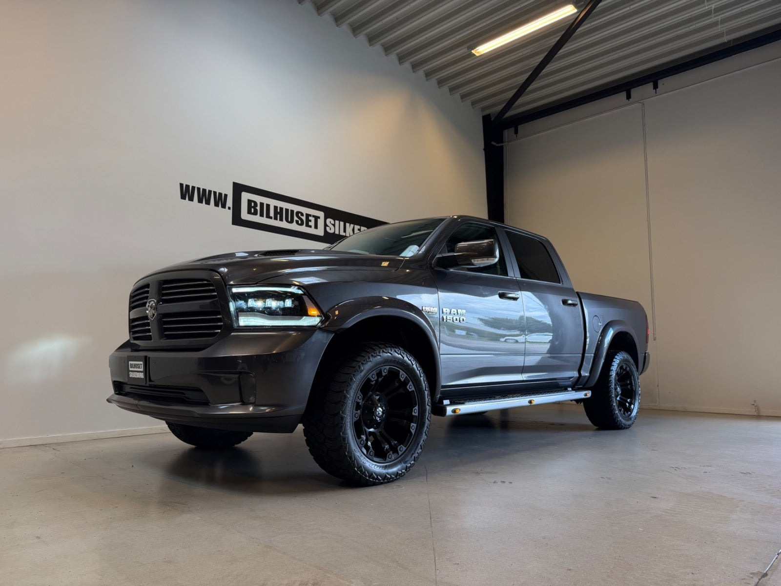 Blå Dodge RAM 1500 fra 2017