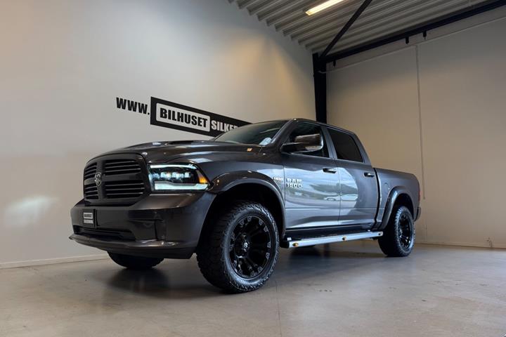 Blå Dodge RAM 1500 fra 2017