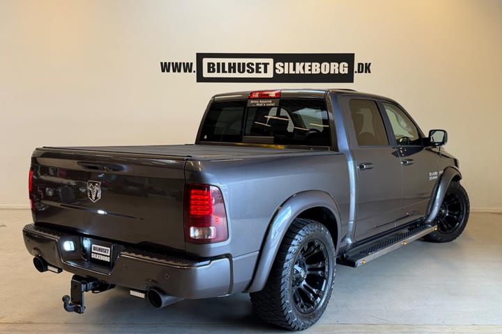 Blå Dodge RAM 1500 fra 2017