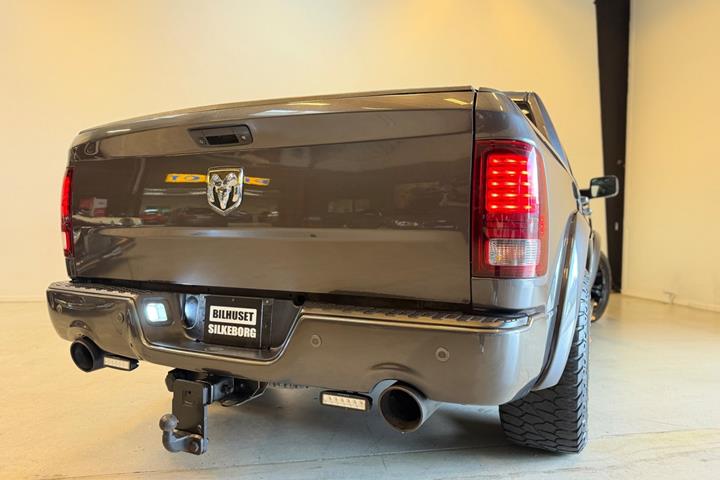 Blå Dodge RAM 1500 fra 2017