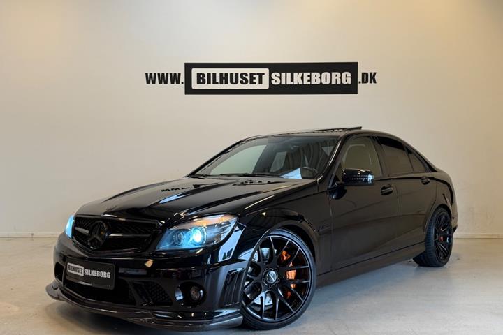 Orange Mercedes C63 fra 2008
