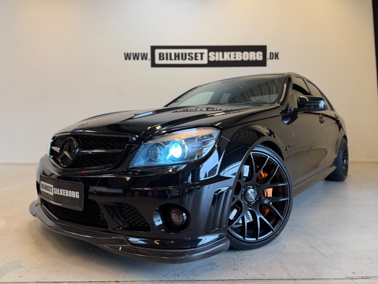 Orange Mercedes C63 fra 2008