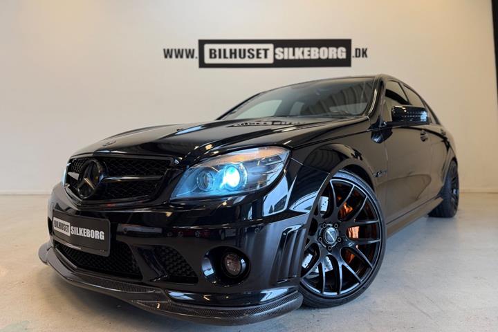 Orange Mercedes C63 fra 2008