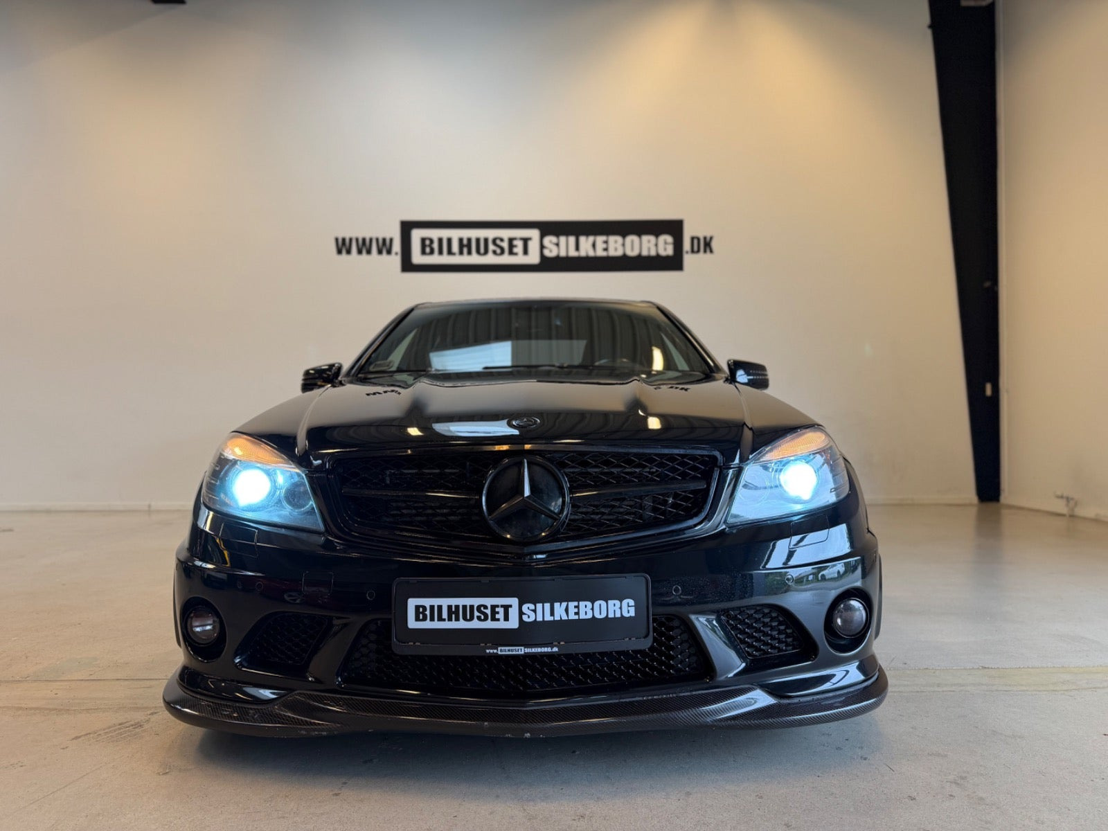 Orange Mercedes C63 fra 2008