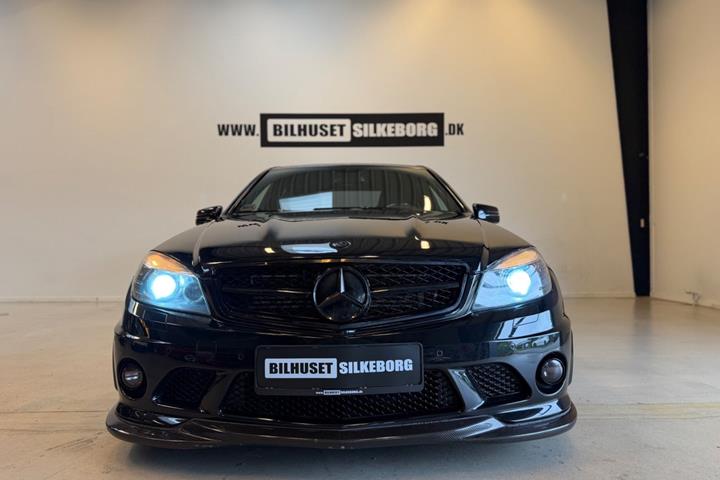 Orange Mercedes C63 fra 2008