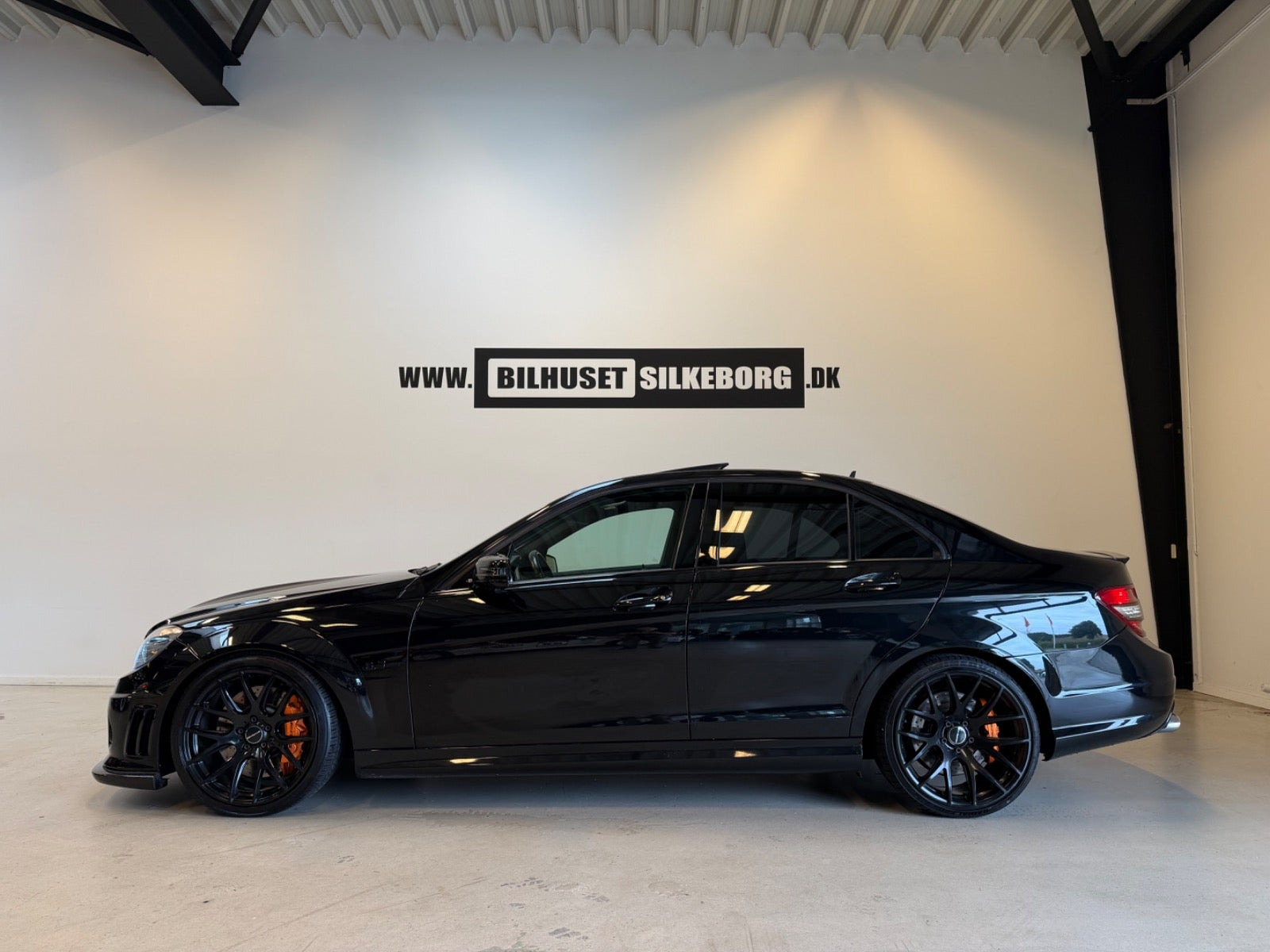 Orange Mercedes C63 fra 2008