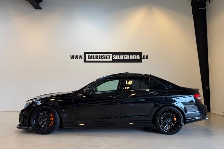 Orange Mercedes C63 fra 2008