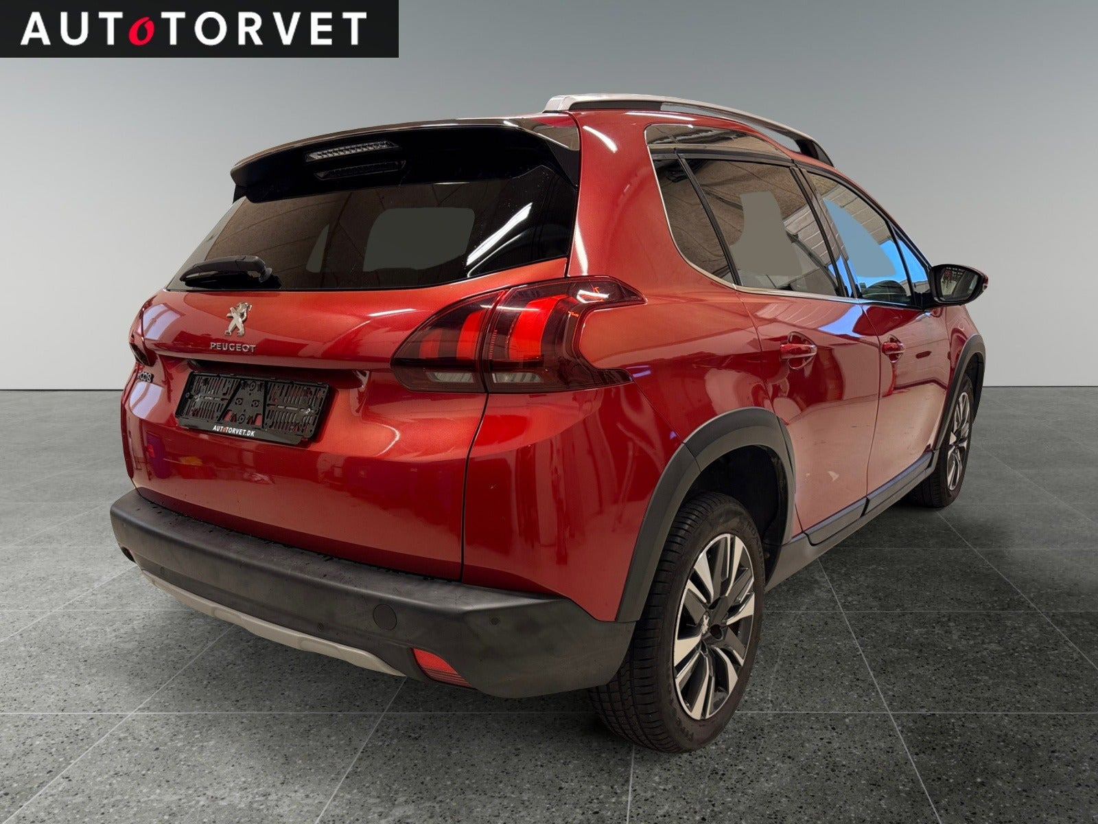 Rød Peugeot 2008 fra 2018