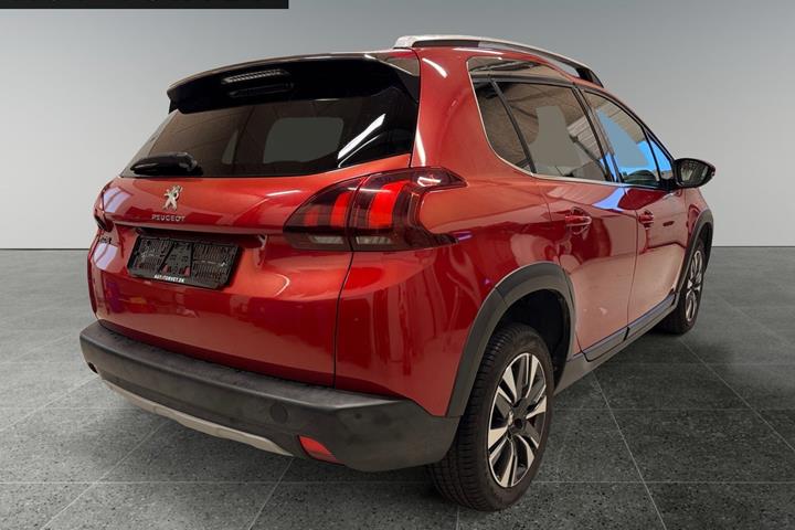 Rød Peugeot 2008 fra 2018