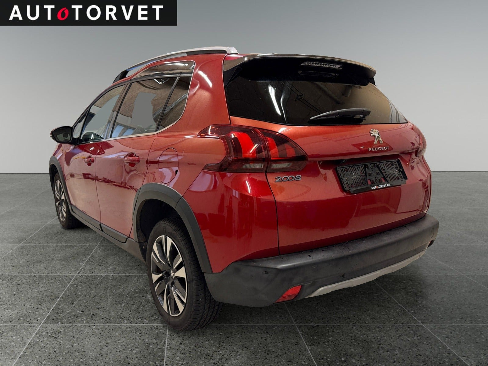 Rød Peugeot 2008 fra 2018