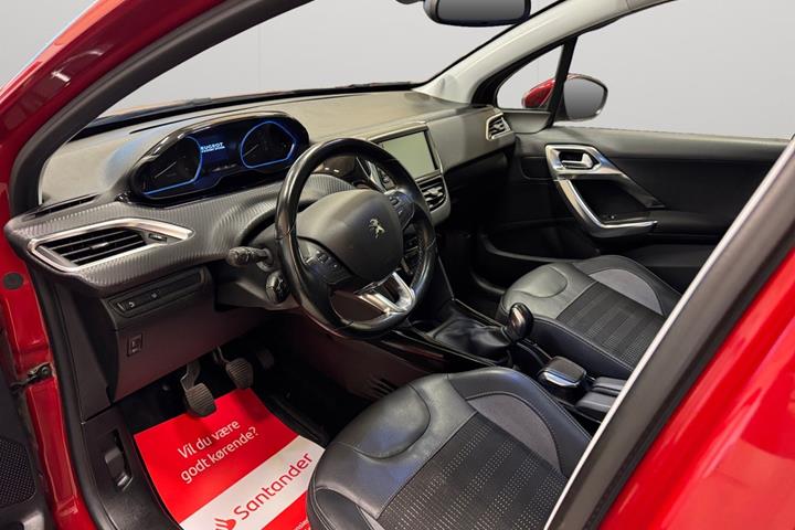 Rød Peugeot 2008 fra 2018