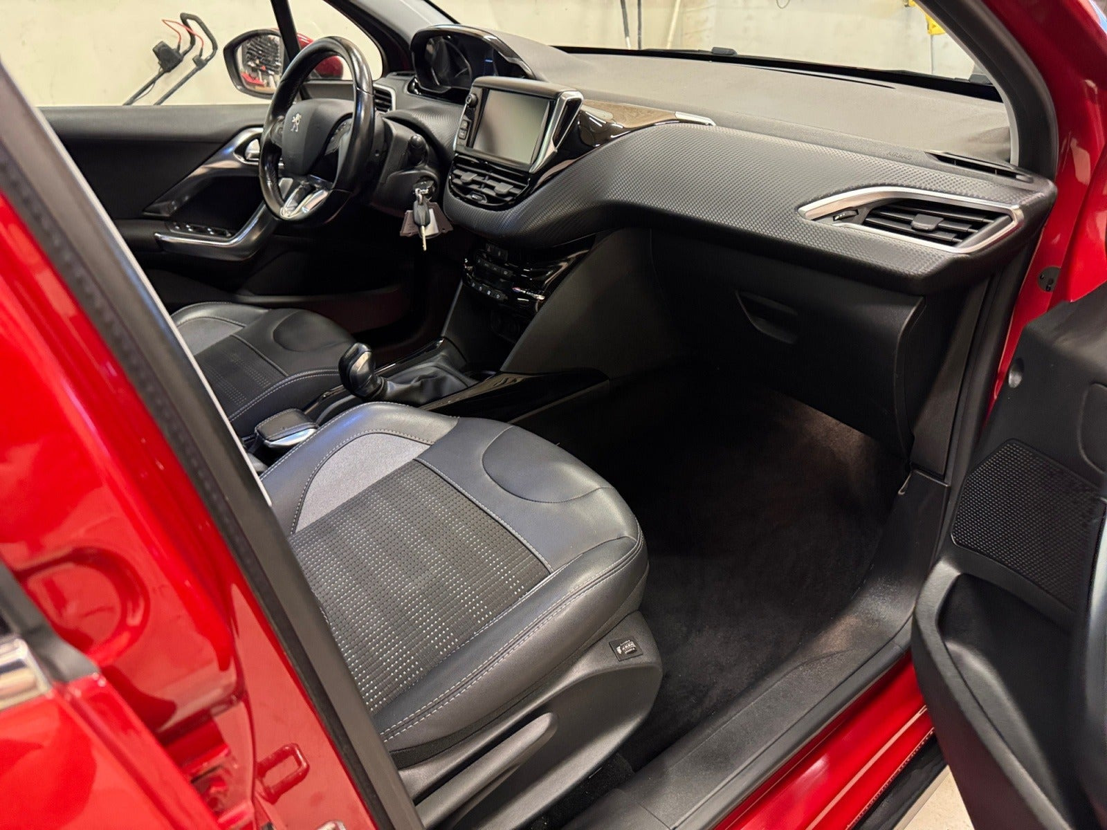 Rød Peugeot 2008 fra 2018