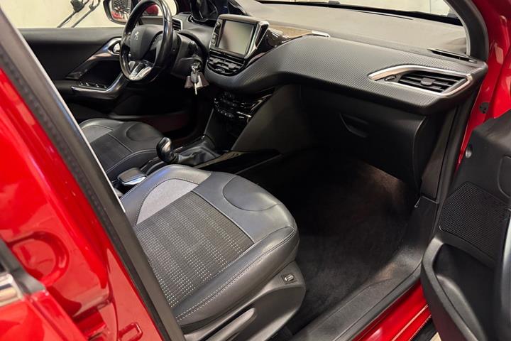 Rød Peugeot 2008 fra 2018