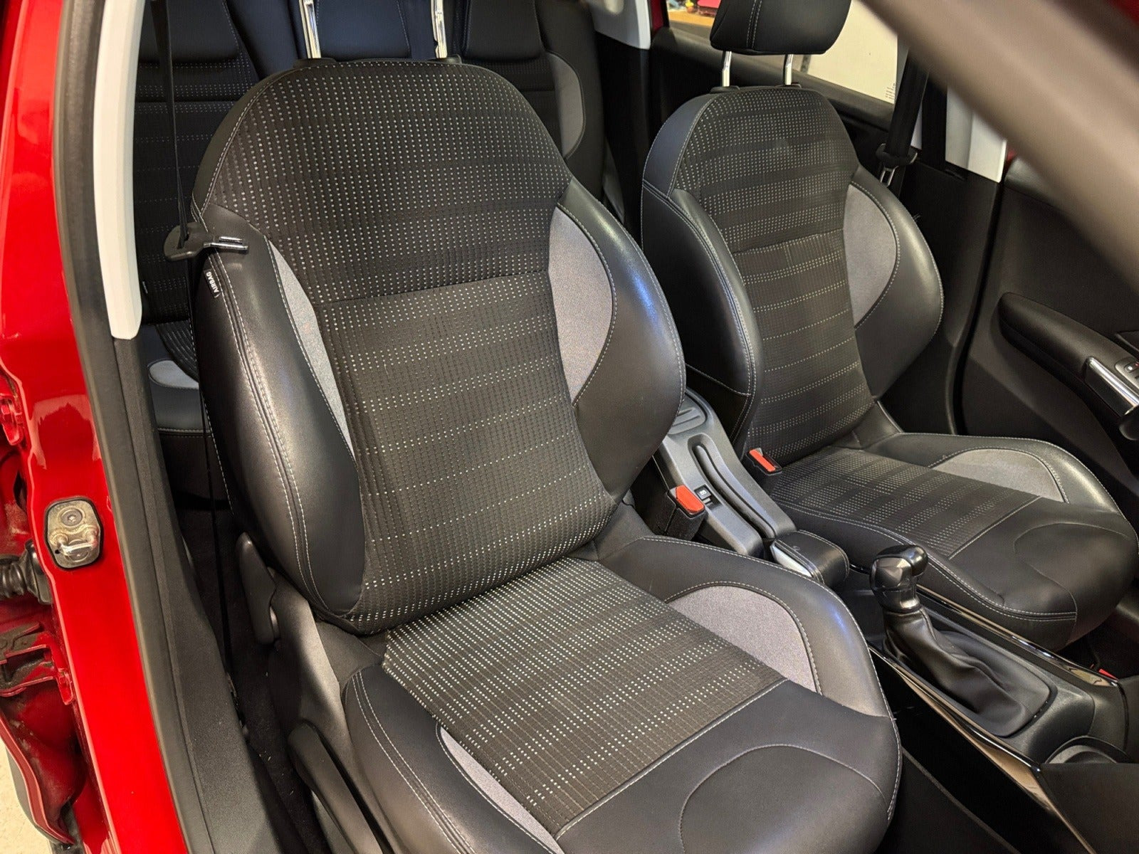 Rød Peugeot 2008 fra 2018