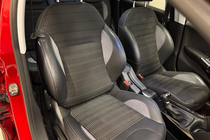 Rød Peugeot 2008 fra 2018