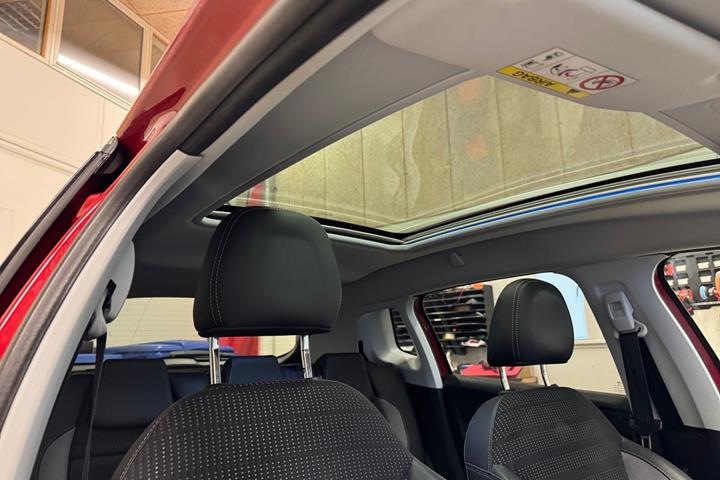 Rød Peugeot 2008 fra 2018