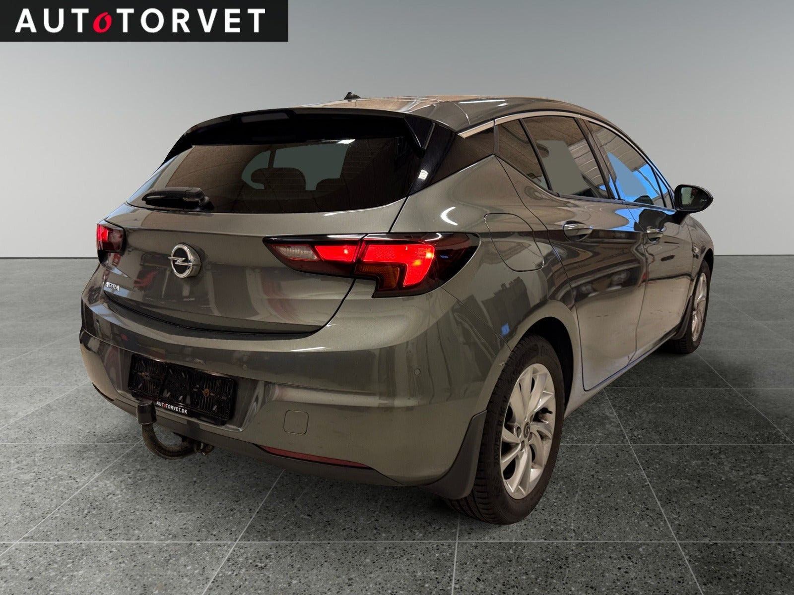 Grå Opel Astra fra 2020